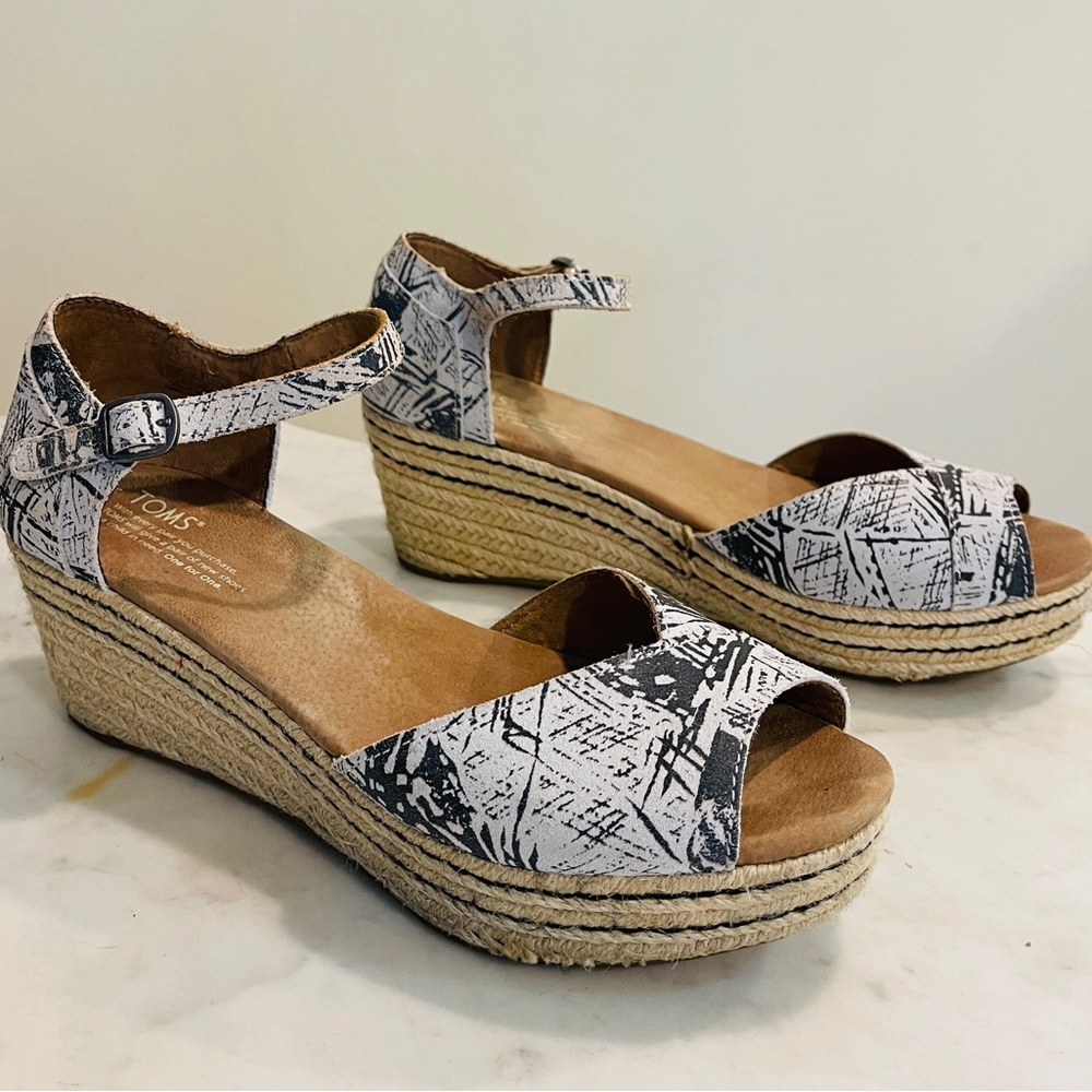 Toms Black and White Platform Espadrille Sandals 10W
